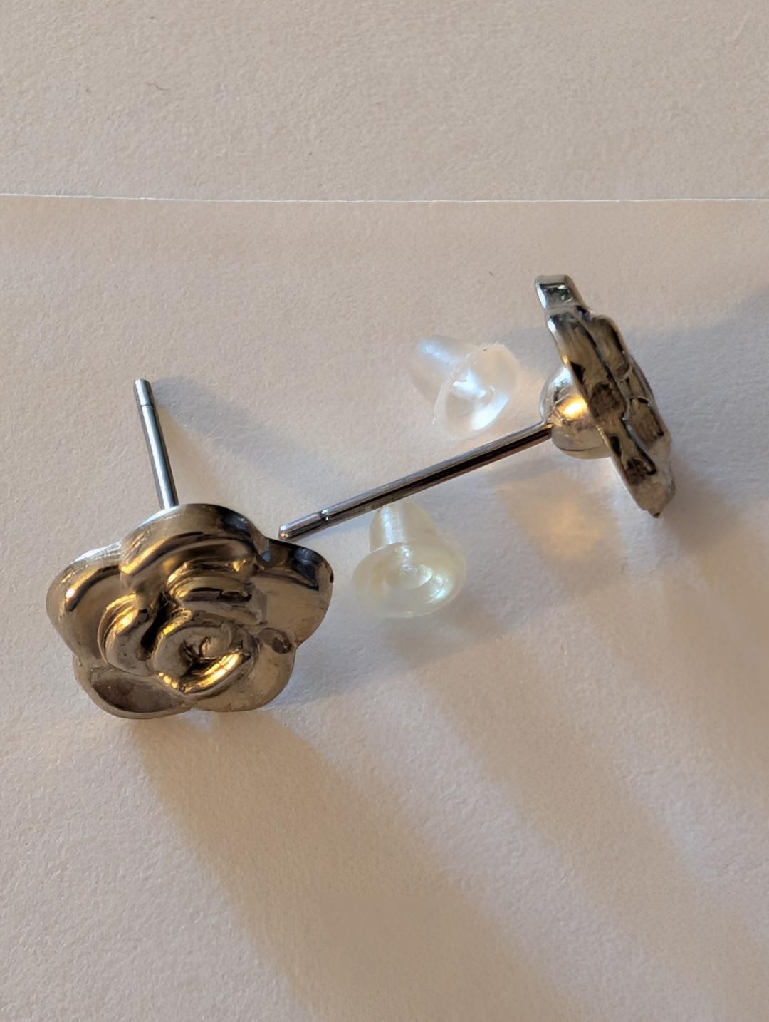 NEW Women’s Stud Silvertone Flower Earrings Fashion Jewelry H12