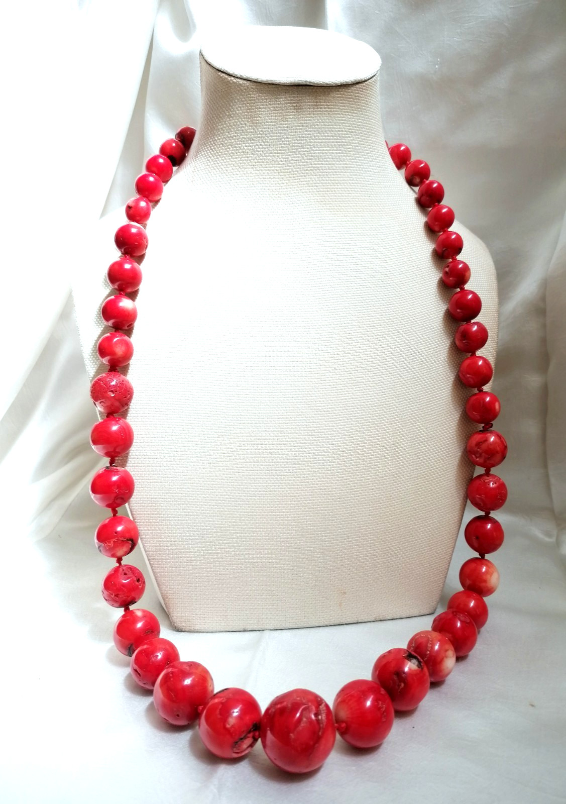 SPECTACULAR RED BAMBOO CORAL MAXI BALL CLIMBING NECKLACE, NEW.
