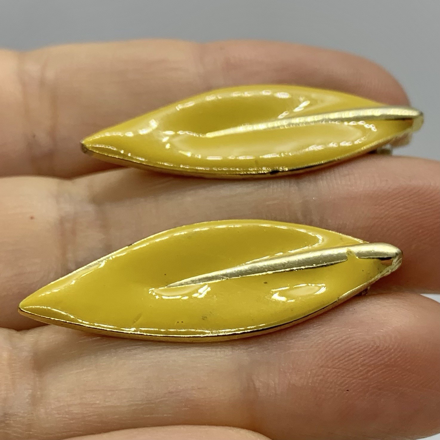 Vtg Retro Mustard Yellow Enamel Leaf Boho Earrings Drop Gold Tone Post