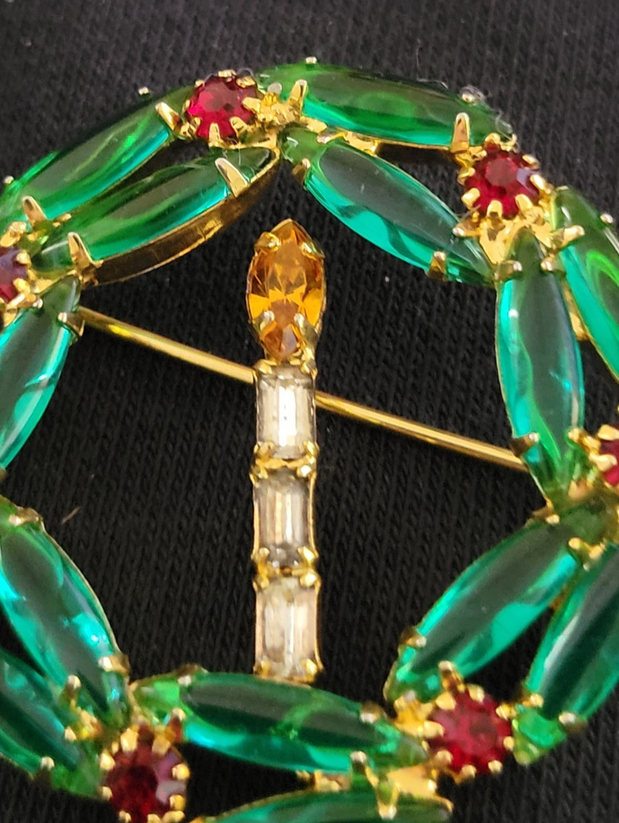 Vintage 50’s green glass rhinestone brooch Unsigned (WREATH)