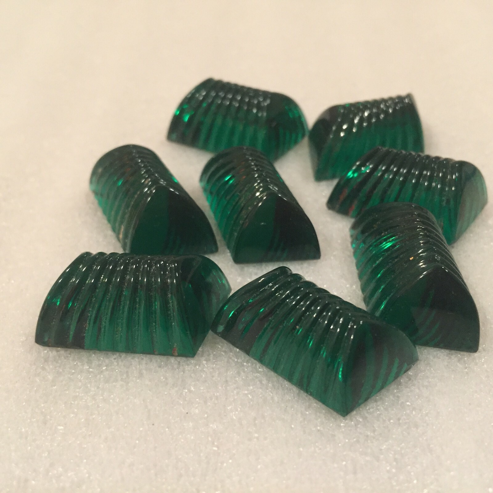 AM1023 19.5x12x10.2mm emerald parallelogram high cut grooved glass cabochons (6)