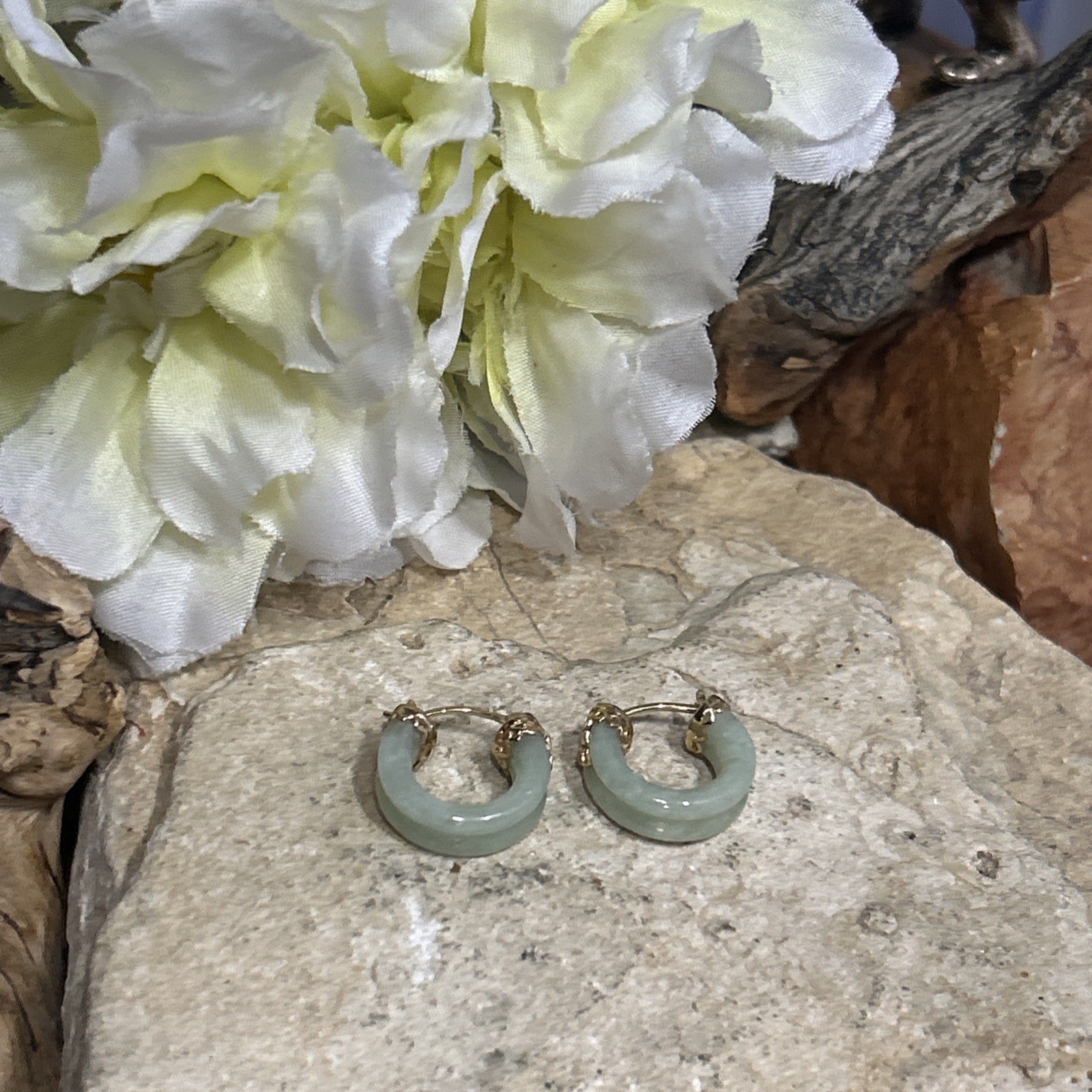 36. Vintage 14K Yellow Gold Light Green Jade Hoop Snap Earrings 17.4mm, 5.3g