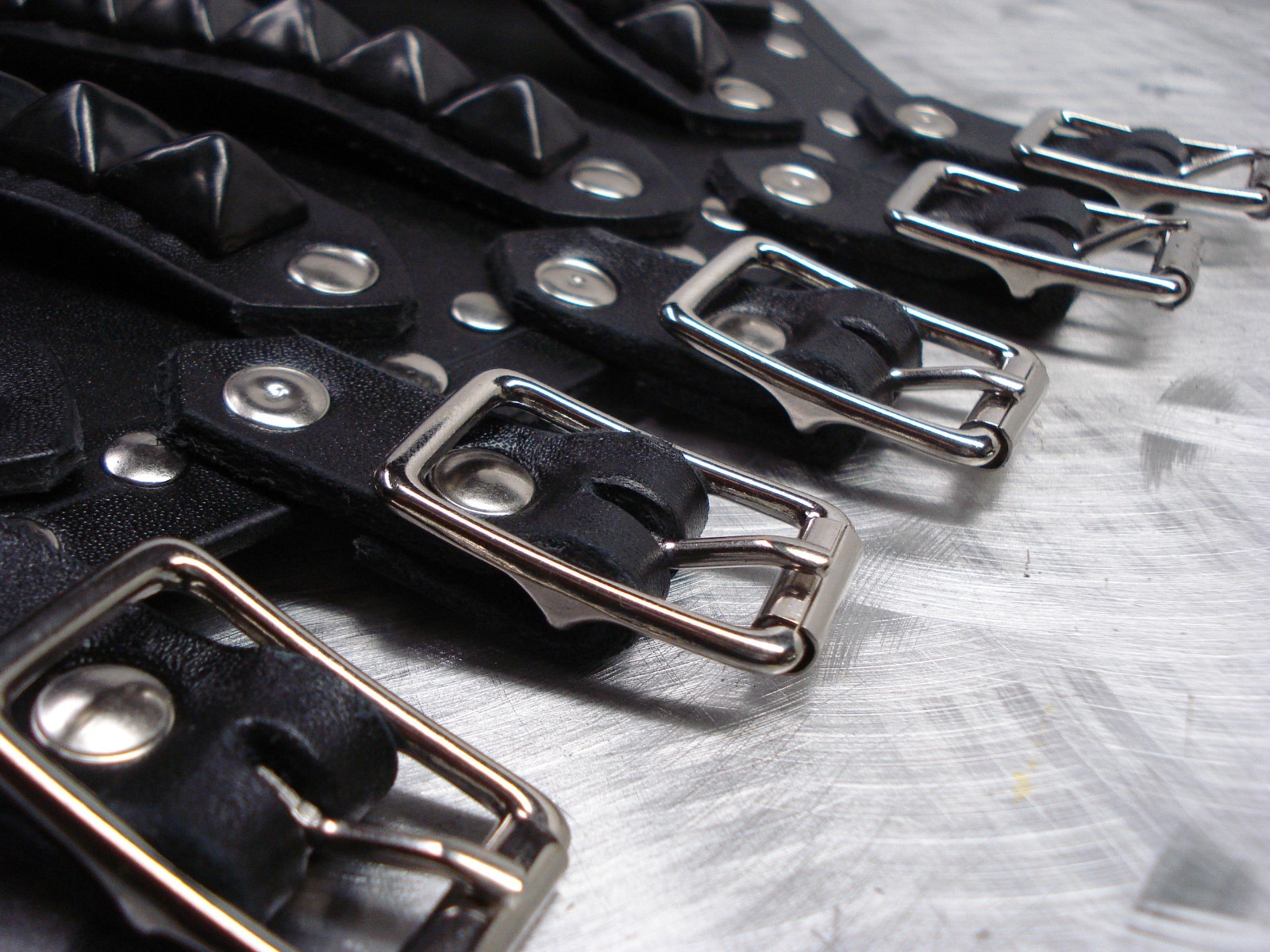 AMON AMARTH.. LEATHER STRAPPED VIKING GAUNTLET.. (MDLG0049)