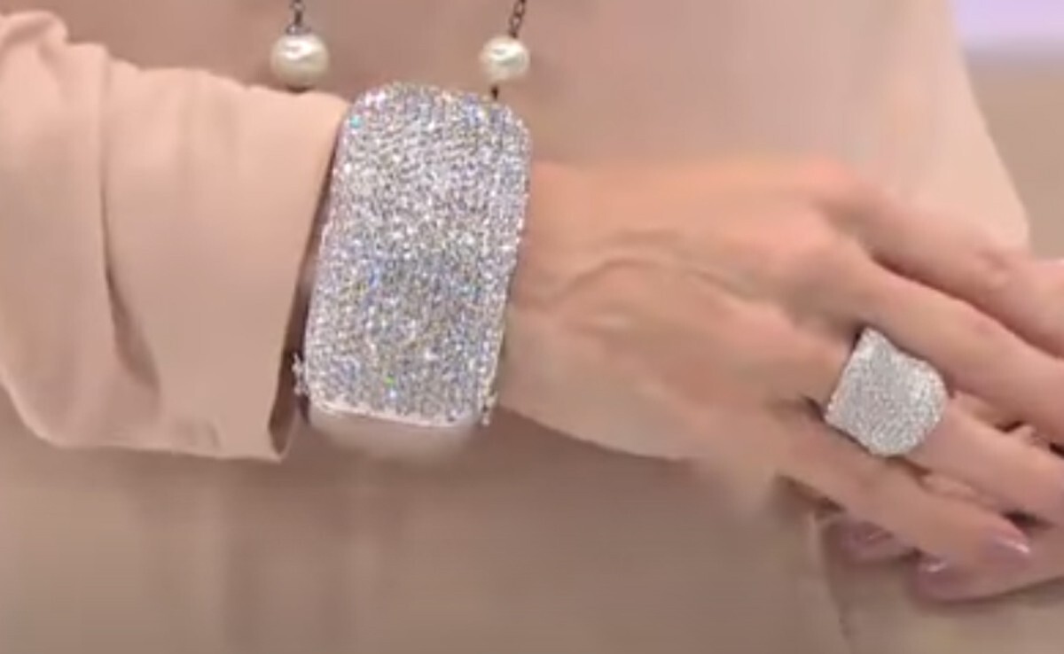 Joan Boyce Not for the Faint of Heart DRAMATIC Crystal Bracelet Goldtone