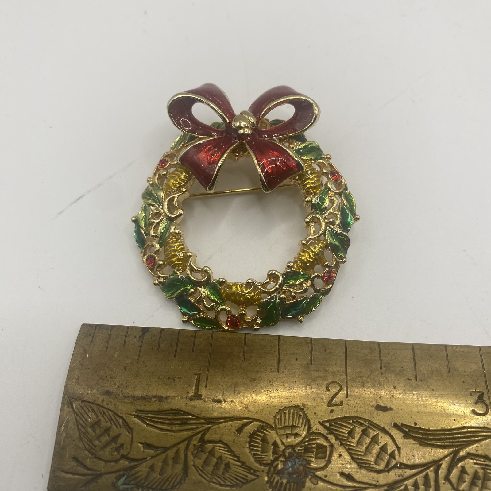 Gerry’s Christmas Wreath Brooch Pin Green Enamel Rhinestone Gold Tone 1.75 In