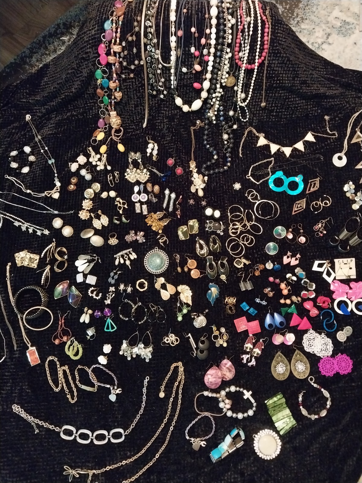 vtg EARRINGS LOT BUNDLE Jewelry Necklaces Broach Bracelet Estate OVER 185 PCS