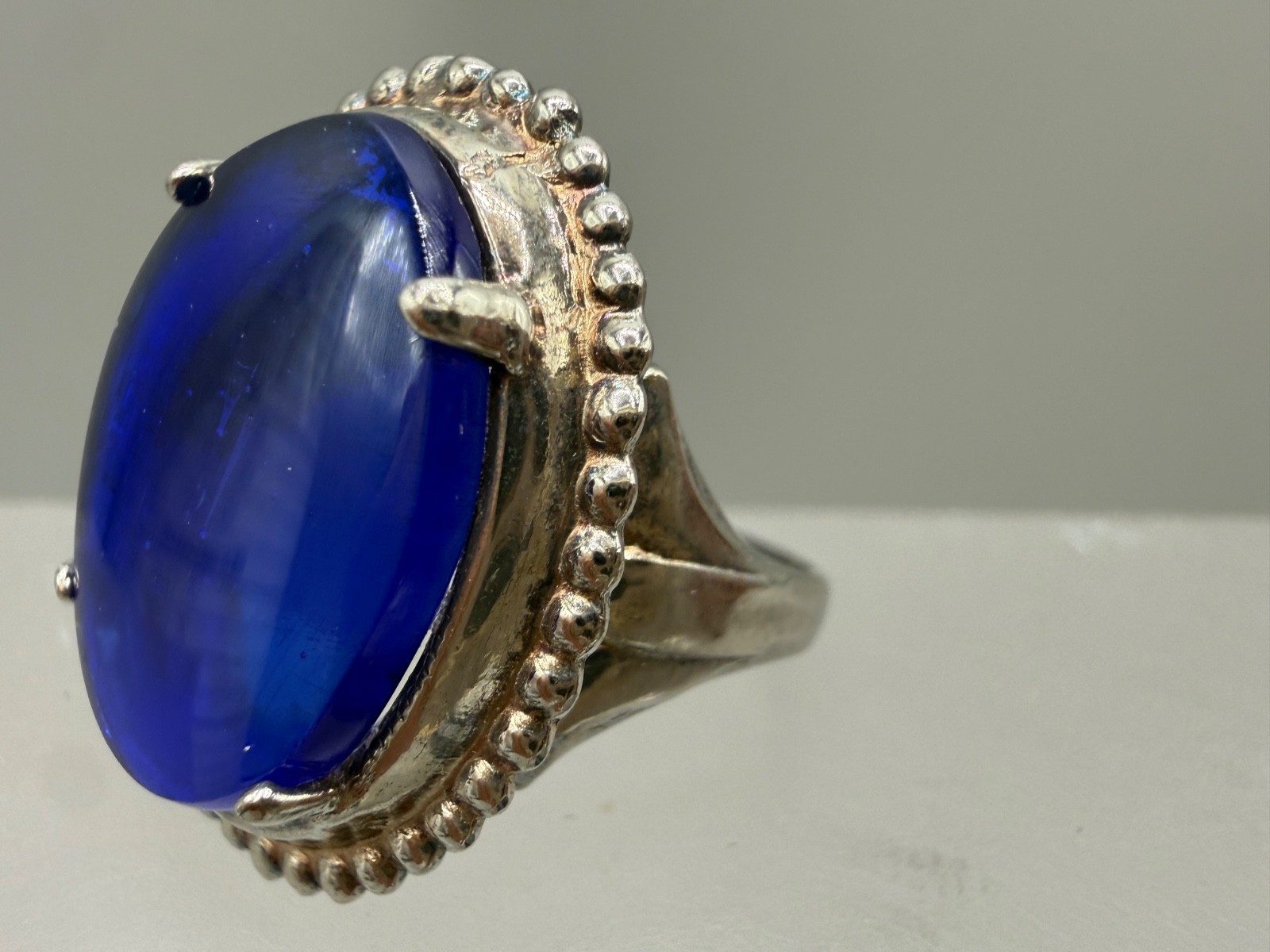ESTATE VINTAGE STERLING SILVER COBALT BLUE ART GLASS SIGNED CABOCHON RING