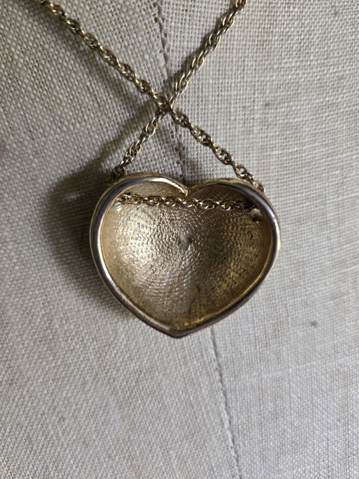 Costume Jewelry Chunky Heart Necklace Gold Tone 16″ Chain. Heart 1.25″ X 1.25″