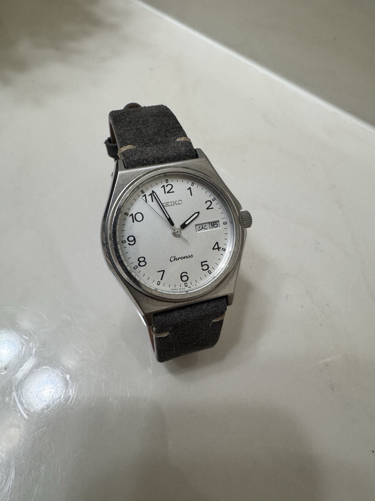 Vintage SEIKO Chronos 5H23 7060 Day Date “KANJI” White Dial Quartz Watch 36mm