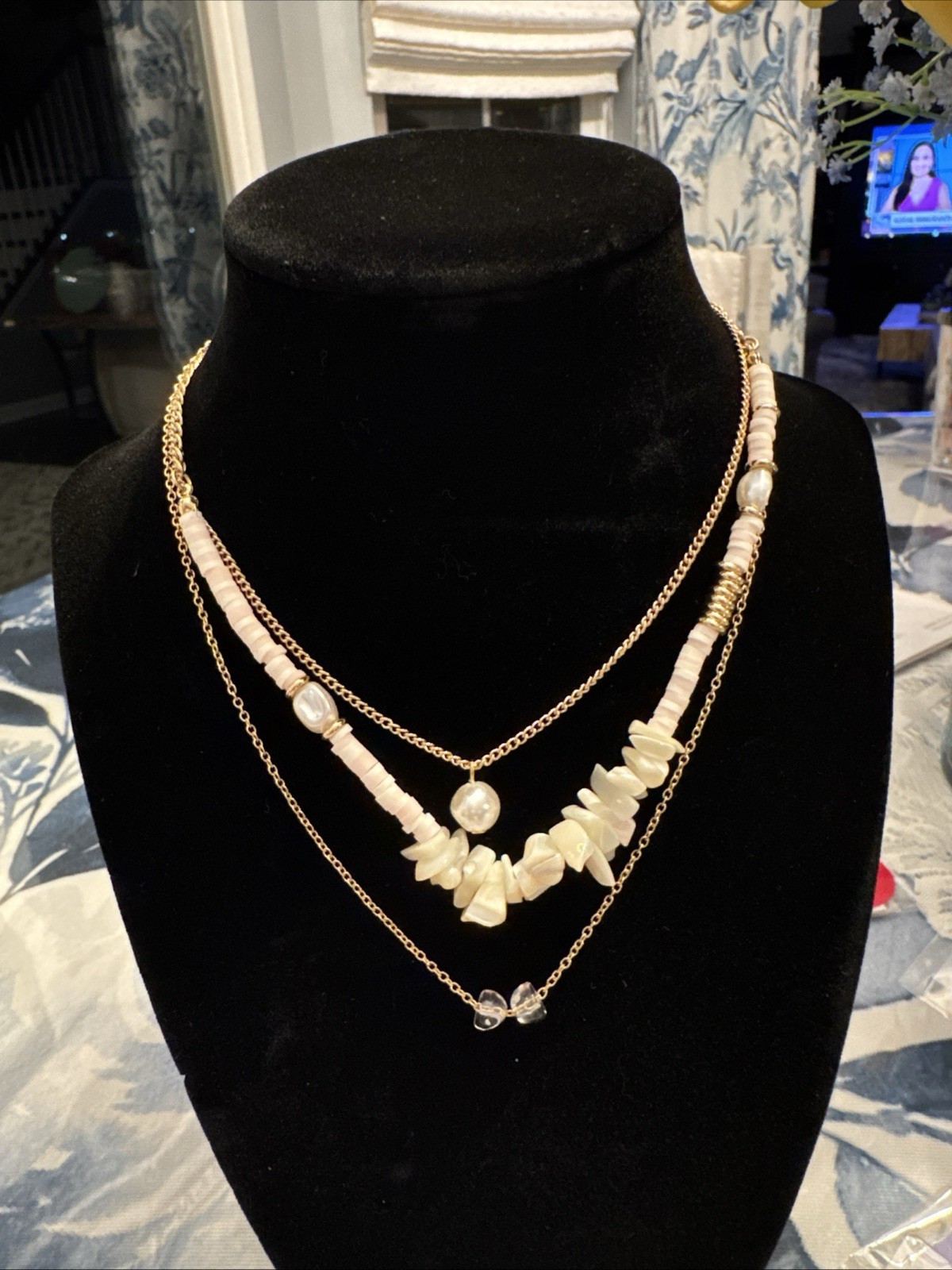 New Icing by Claire’s Layered Gold Tone Faux Pearl Shell Necklace NWT
