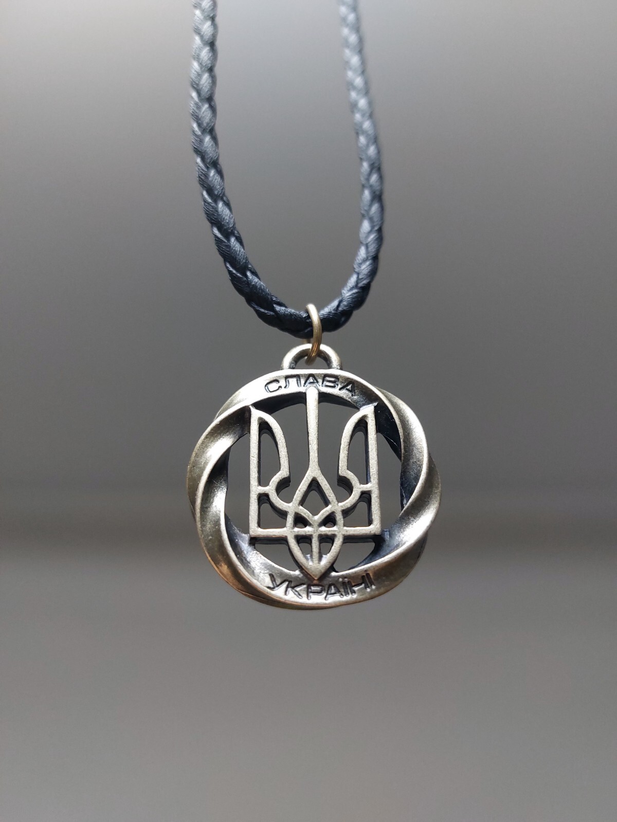 UKRAINIAN TRYZUB Pendant “Slava Ukraini” Trident Emblem Necklace Choker Metal