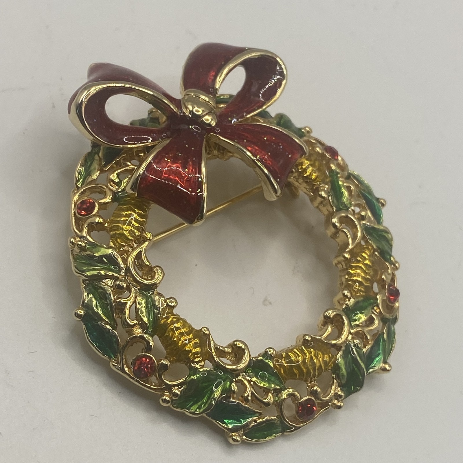 Gerry’s Christmas Wreath Brooch Pin Green Enamel Rhinestone Gold Tone 1.75 In