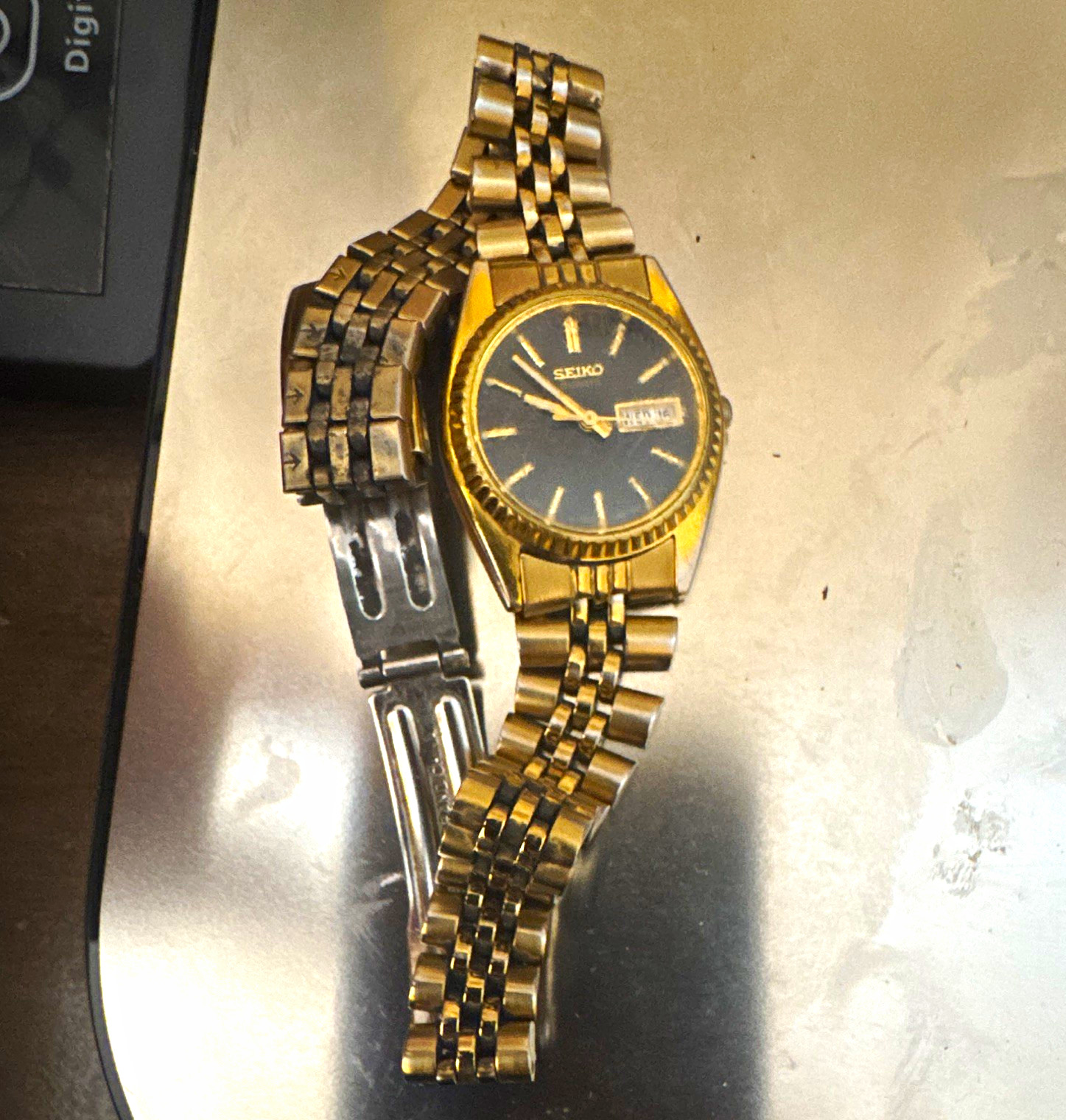 Seiko Women’s Quartz Day/Date Wristwatch Black Dial Gold Tone Metal nonworking