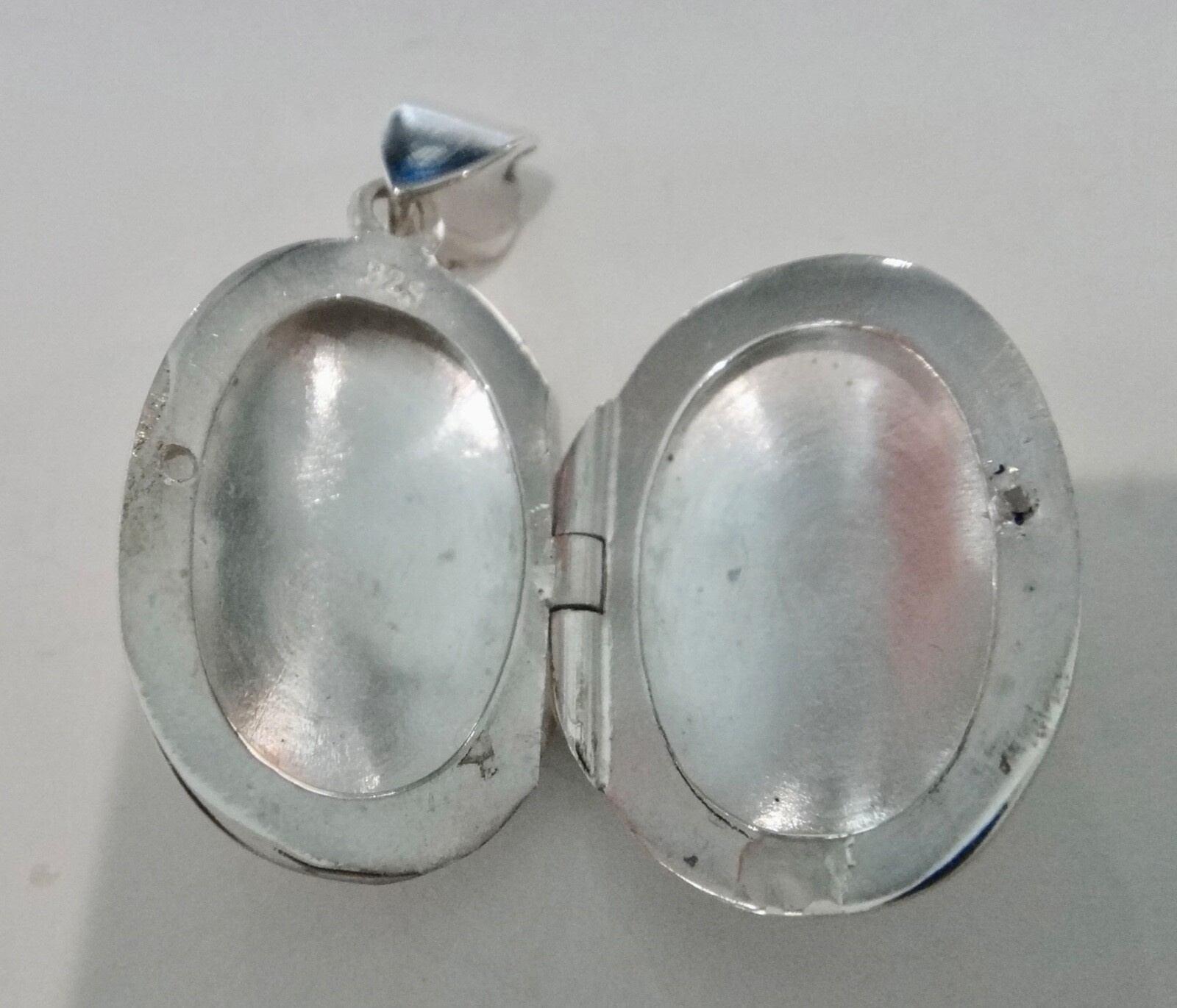 Sterling Silver 30x15mm 4 gram Plain Bubble Oval 2 Picture Photo Locket Charm!