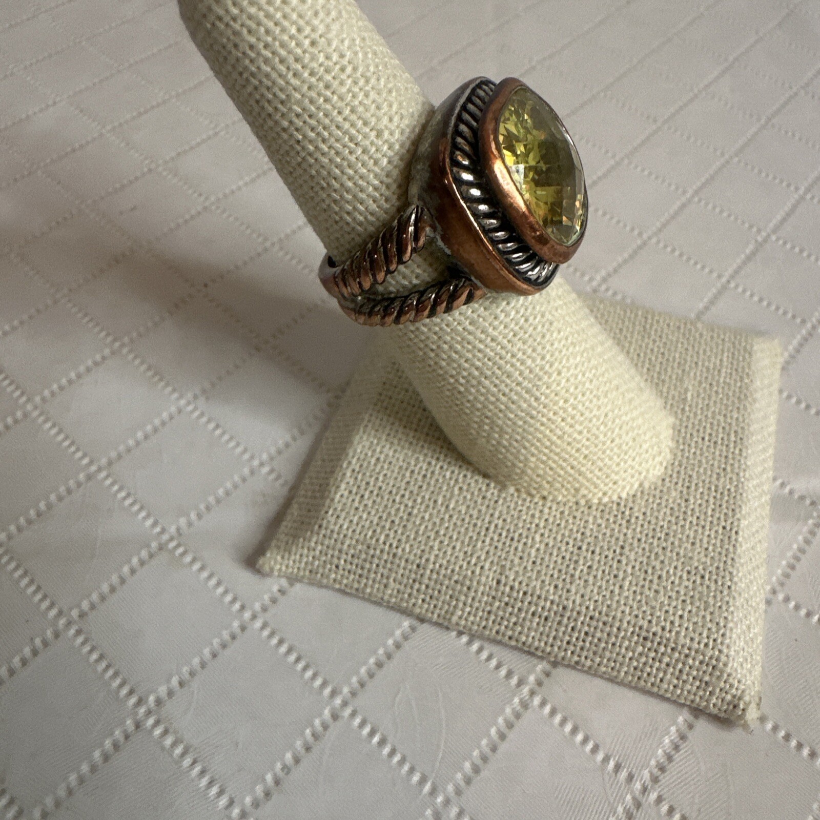 Vtg Chartreuse Fauceted Faux Citrine Rounded SQUARE Ring Sz 7.5” Brass Tone Read