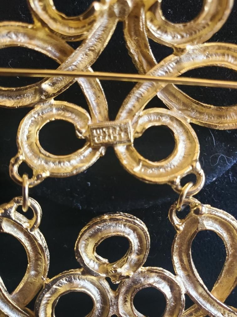 Striking Ultra Craft Shoulder Pin Gold Tone w/ Teardrop Twist Designs
