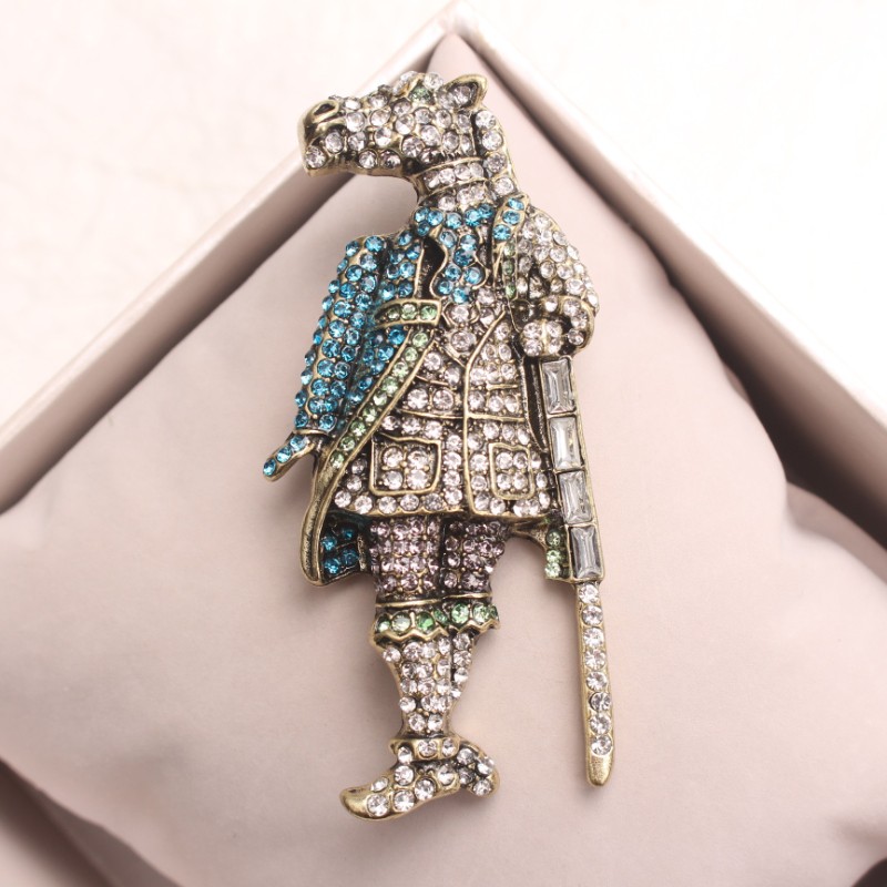 Dainty Lady’s Camel – Headed Knight Brooch:Unique Jewelry Accessory,Perfect Gift
