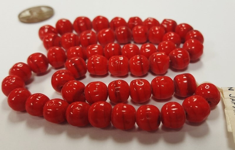 50 VINTAGE JAPANESE 1950’S CHERRY BRAND GLASS RED SWIRL 7mm. BAROQUE BEADS 4673T