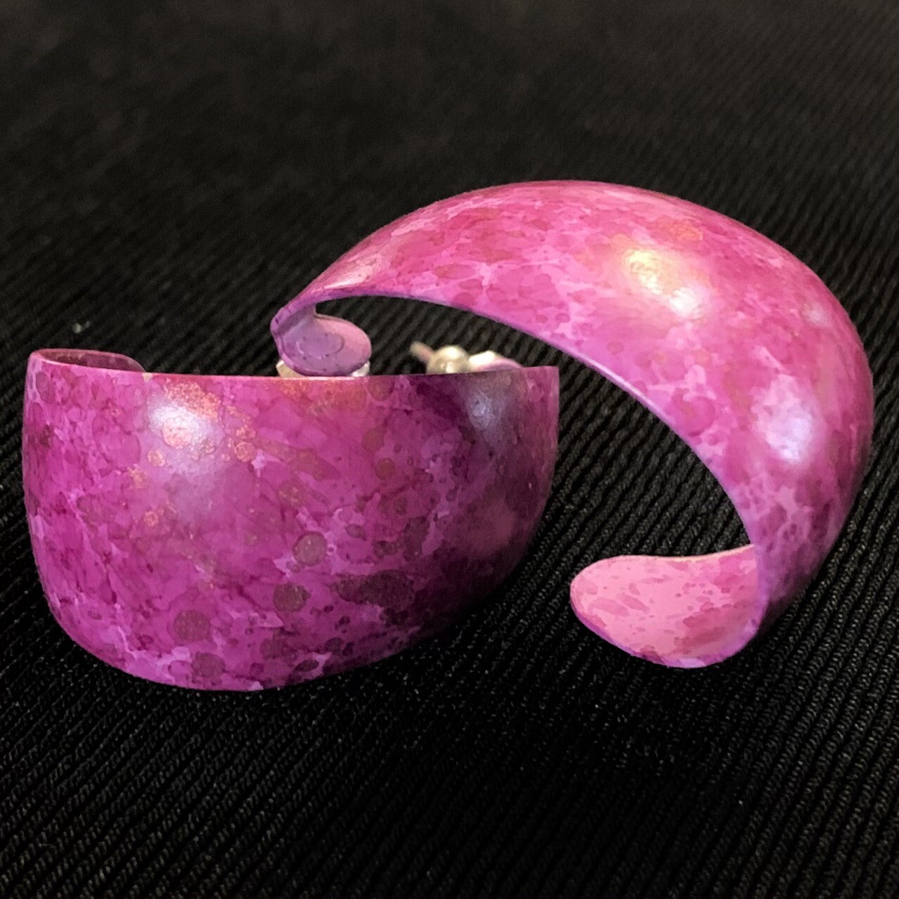 Vtg 80s Purple Mottled Enamel Taper Half Hoop Post Earrings 1.25” Drop