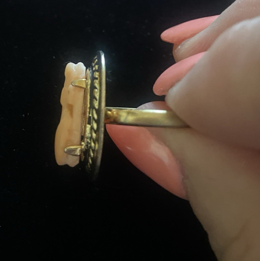 VTG Hand Carved Shell Gold Tone Cameo Left Facing Ring-sz 7 Adjustable to 8-8.5