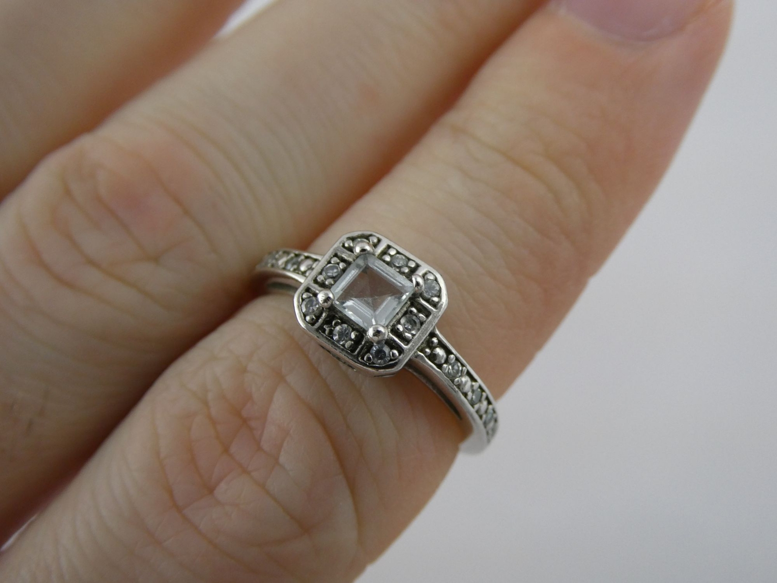 AVON Sterling Silver Aquamarine and Crystal Halo Setting Ring 3.2 Grams Size 7