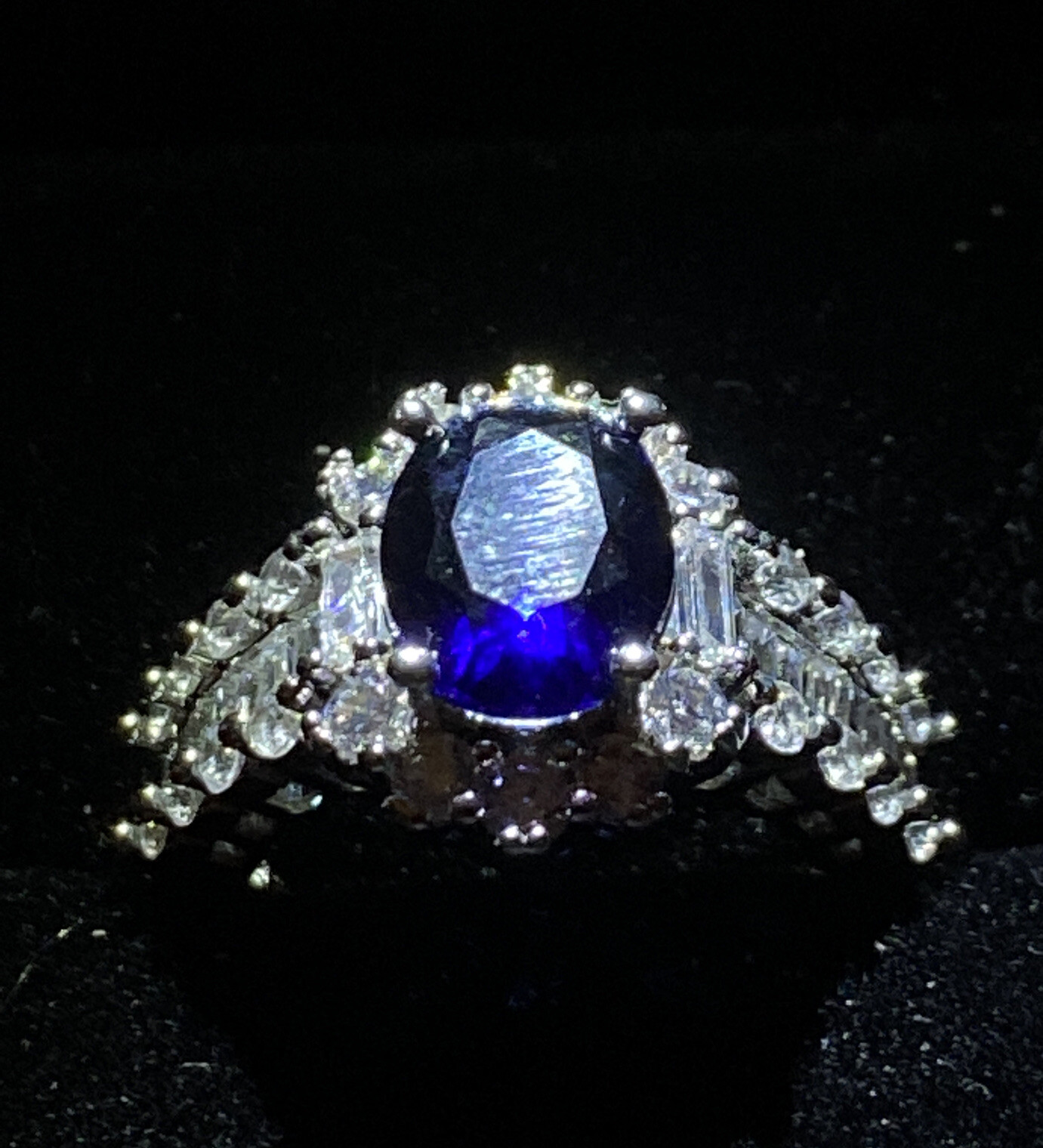 BLUE gem CLUSTER RING. BAGUETTE CUT ON BAND.SILVER SIZE O.(55)