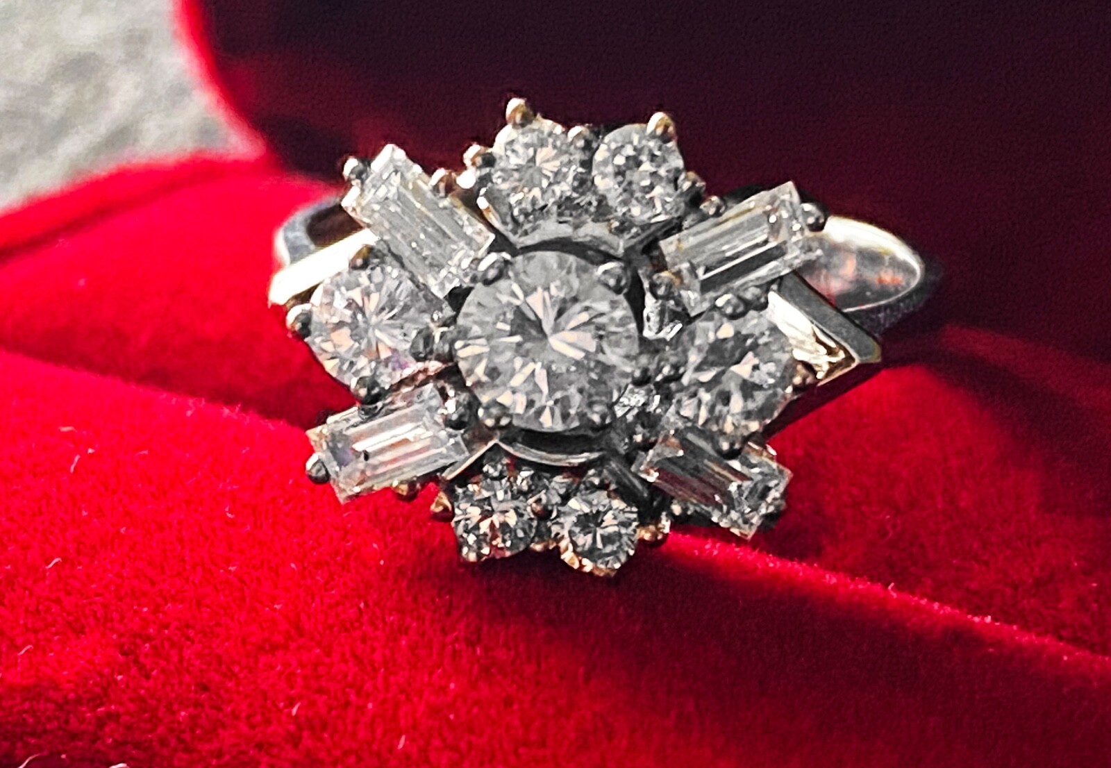 Diamond brilliant ring 18ct gold 750 White gold estimate: 2500 euros