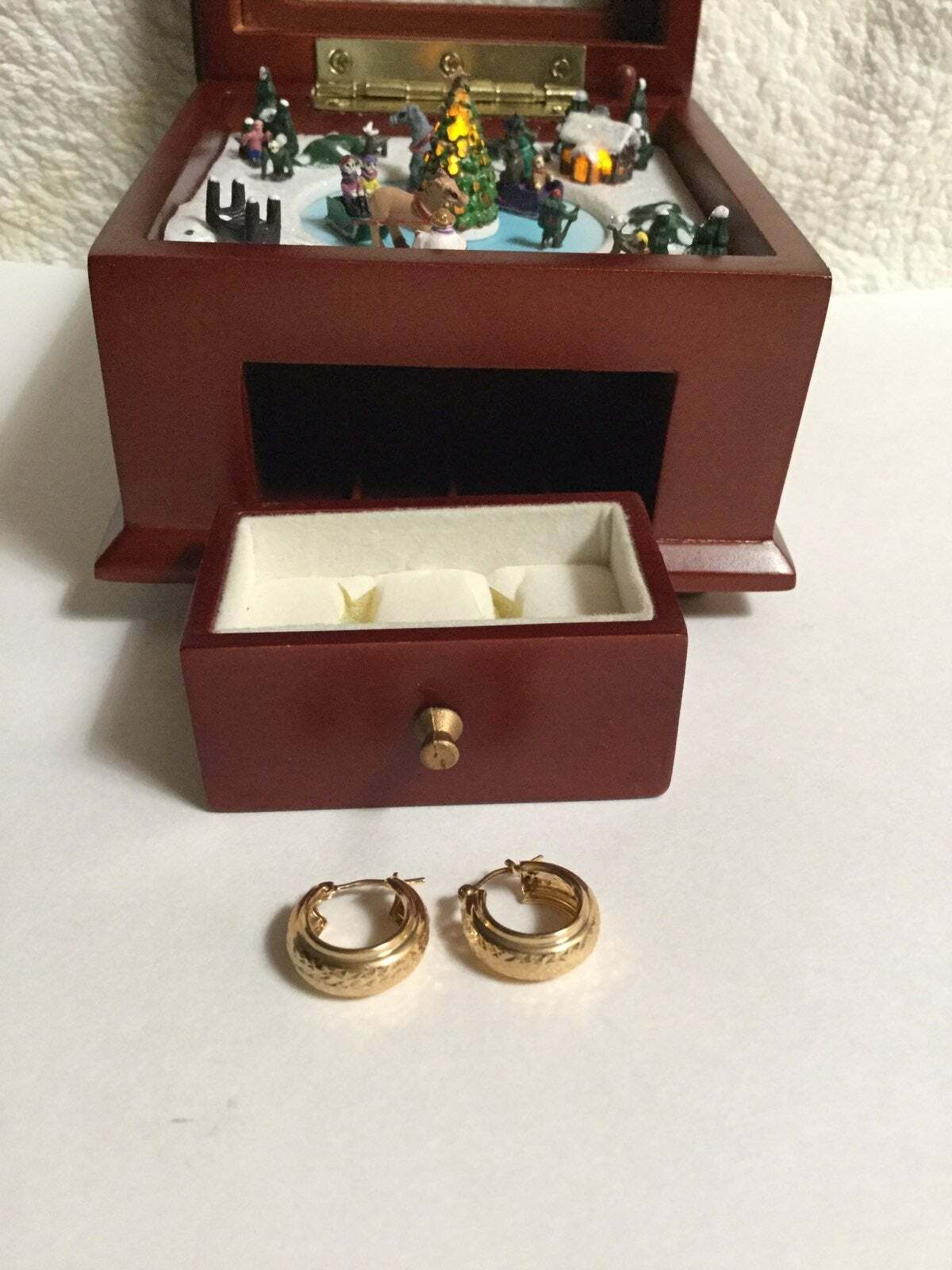 14KT Yellow Gold Diamond-cut Bolivia Earrings in a Musical Carousel Jewelry Box