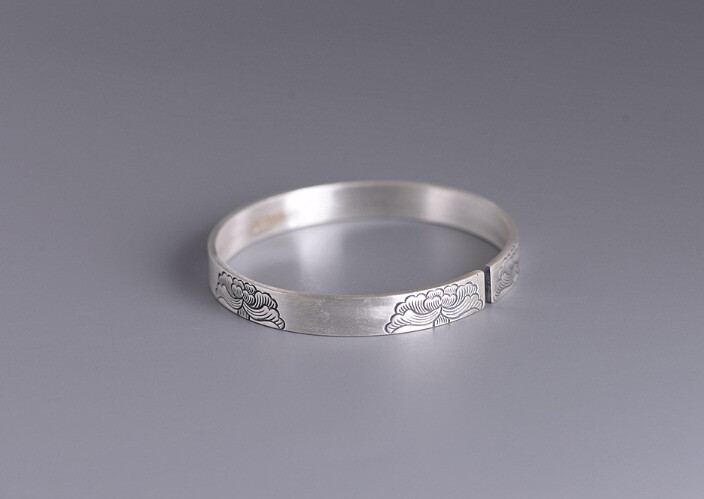 I05 Bangle Stylized Flowers Fine Silver Silver 999