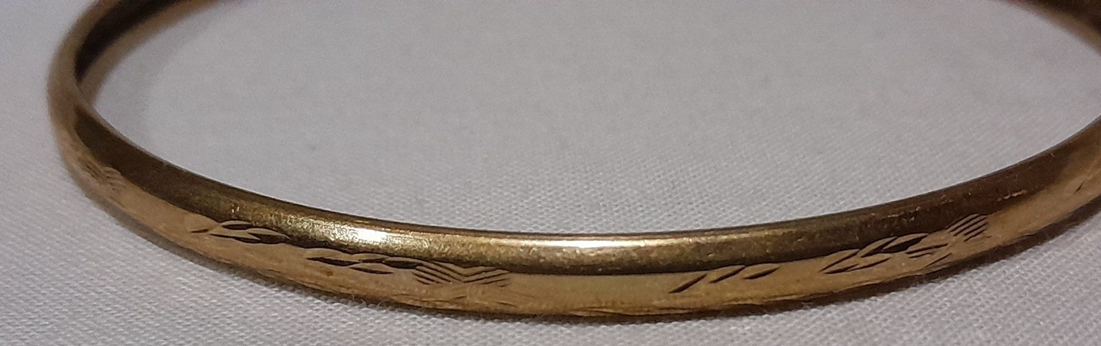 LARGE 9ct Gold ‘ADULT’S EXPANDABLE DIAMOND-CUT’ 8 inch Round BANGLE. 4.40 grams