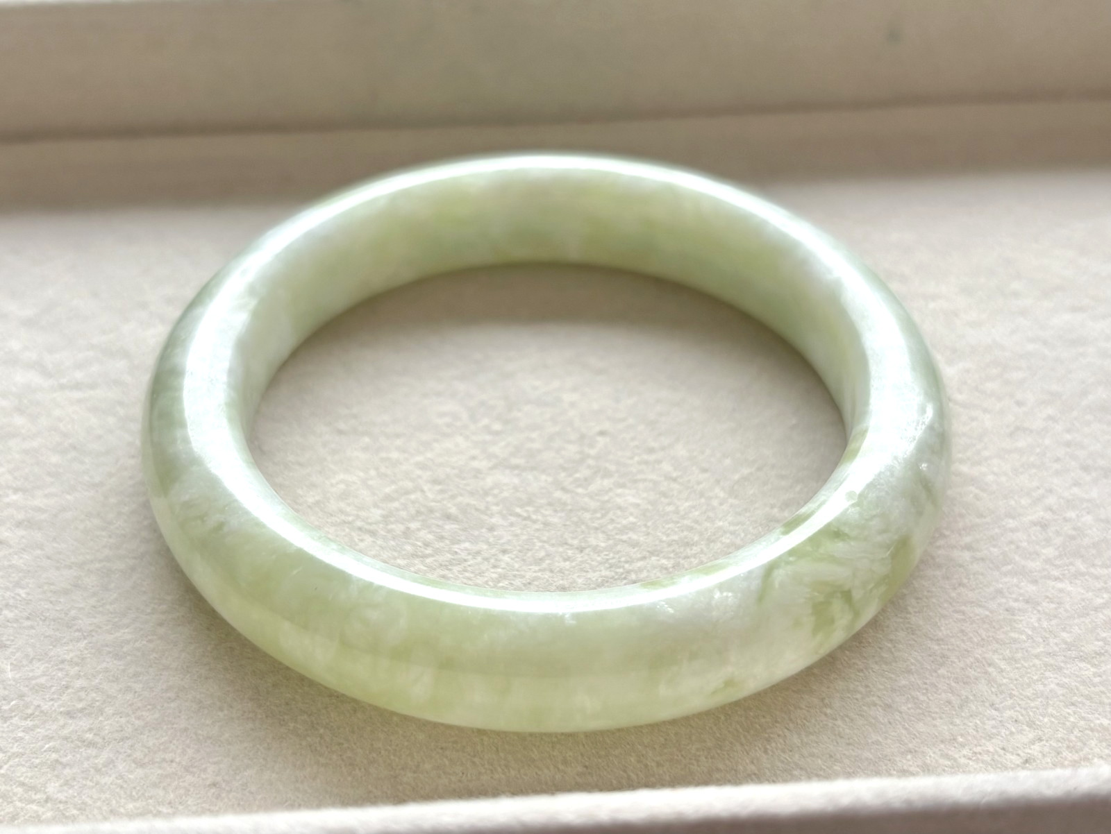 61mm Xiu Jade Women’s Bangle 100% Natural Green Bangle Jadeite