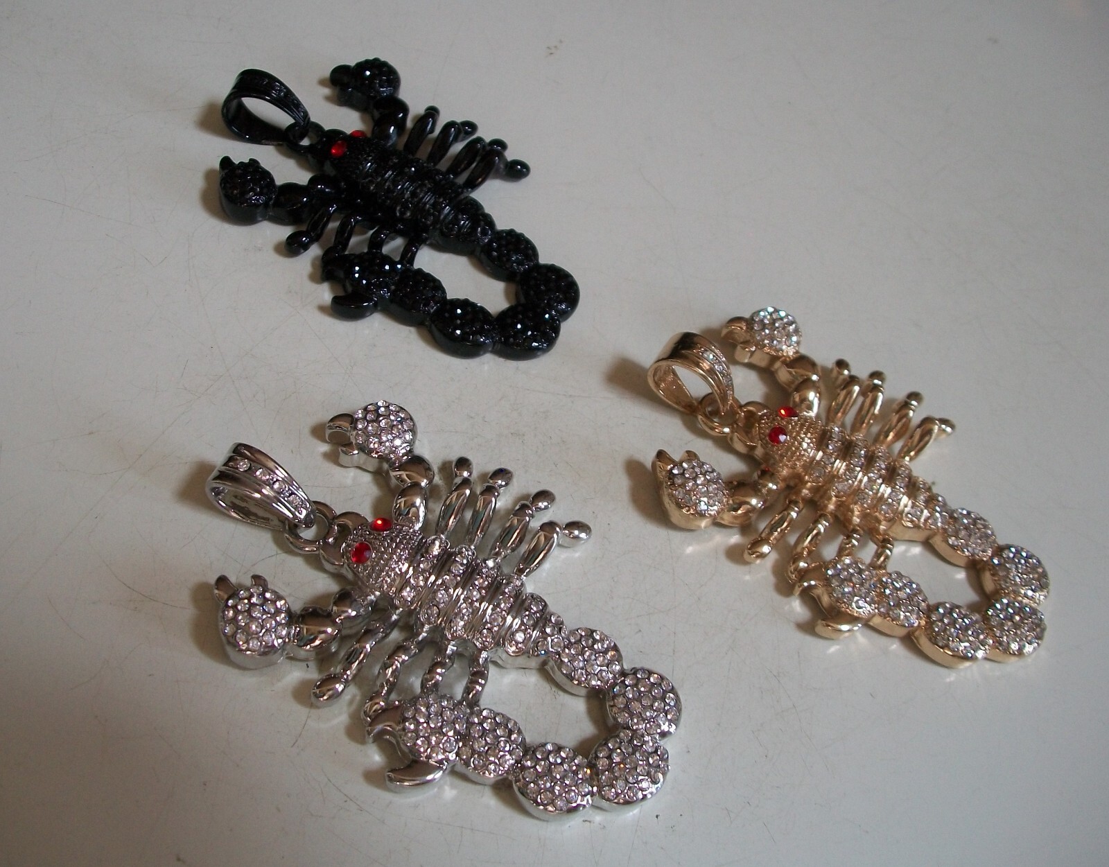 Men’s Black. Gold Or Silver Finish Scorpion Fashion Hip Hop Charm Or With Chain