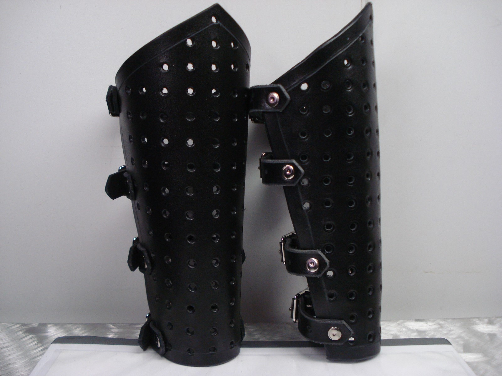 LEATHER PRE-PUNCHED UNISEX LEATHER GAUNTLET.BLACK METAL.(MDLUG0347)……FINLAND
