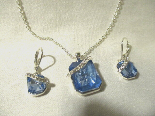 AVON Divine 21 1/2″ Necklace & 1″ L Earring Pendant is 3/4″L Lt Blue/Silvertone