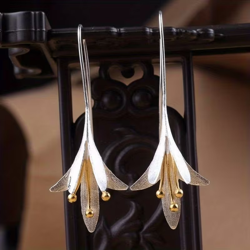 Female Fashion Vintage Blooming Flowers Two Tone Dangle Hanging Engagement Jewel