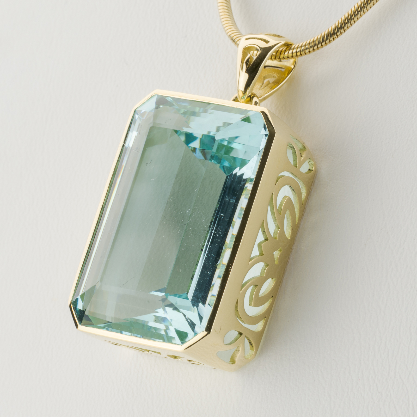 14k gold pendant with an aquamarine