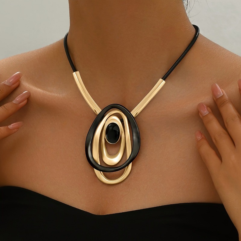 Women’s Retro Circular Oval Pendant Necklace Exaggerated Alloy Fashion Jewelry