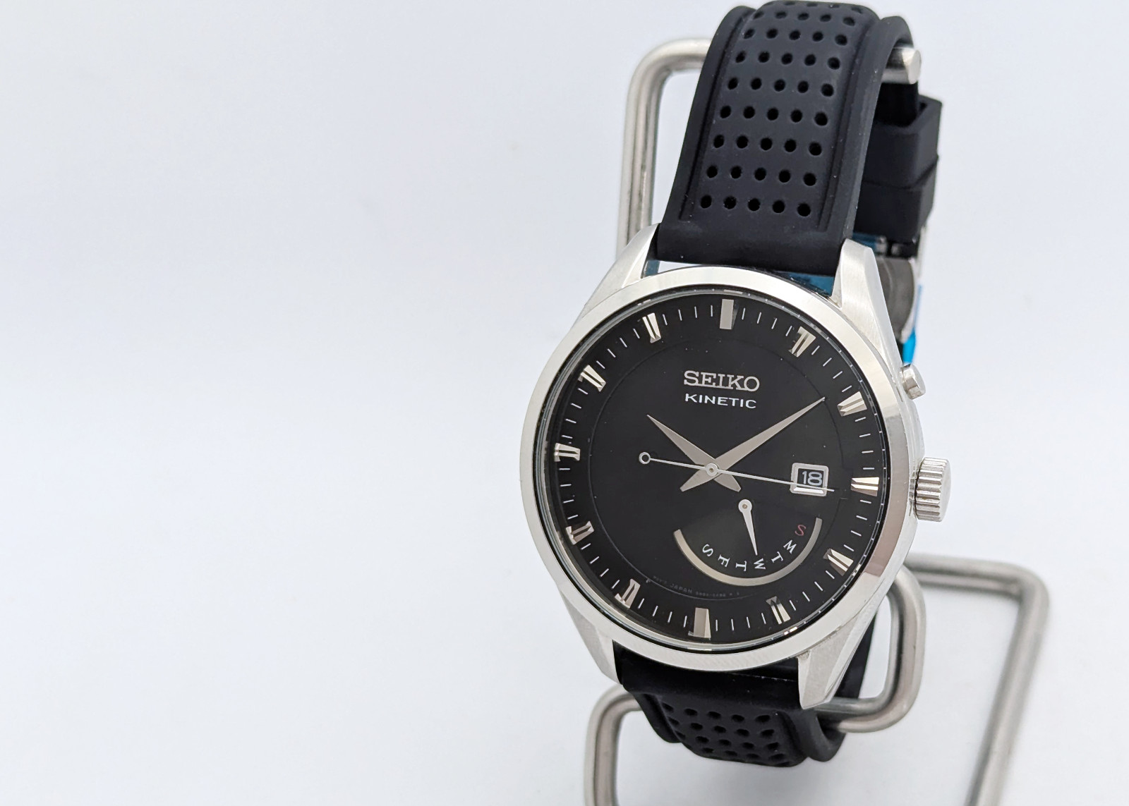 Seiko Kinetic 5M84-0AB0 Retrograde Day Black Dial 100M | New Cap Silicone Strap