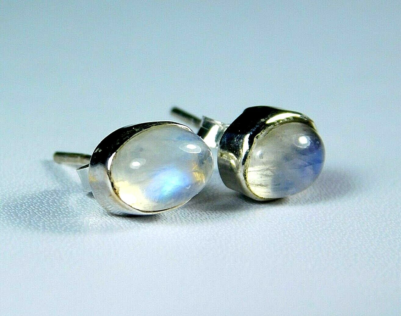 925 Sterling Silver BLUE FIRE RAINBOW MOONSTONE CHARMING Studs Earrings 9 mm