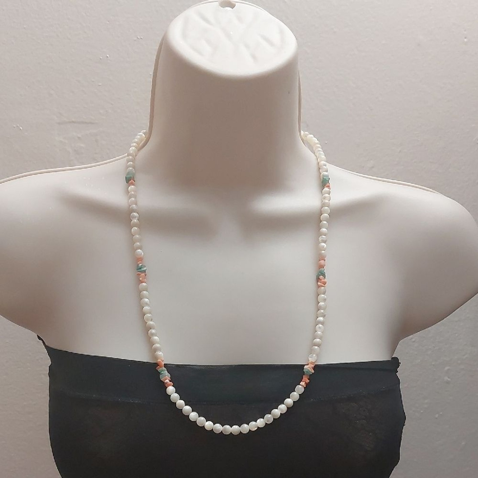 Elegant Vintage Pearlescent MOP Shell Necklace with Peach and Blue Chipped Beads