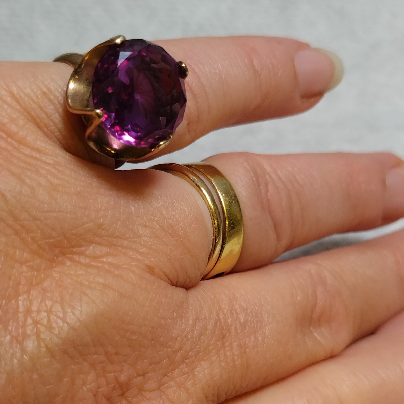 VTG Gold Tone Cocktail Ring Large Oval Faux Amethyst Purple Faceted Stone 6.5