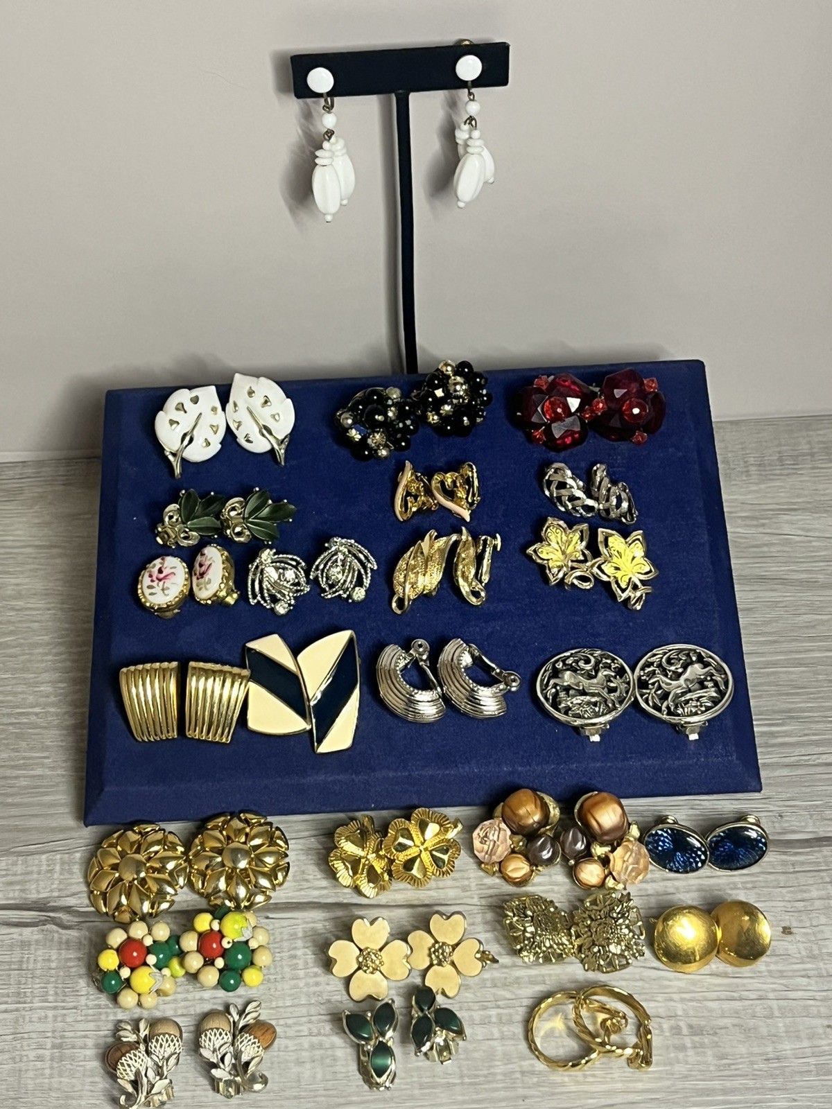 ESTATE JEWELRY 26 PAIR GOLD TONE CLIP SCREW BACK EARRINGS SIGNED/UNSIGNED