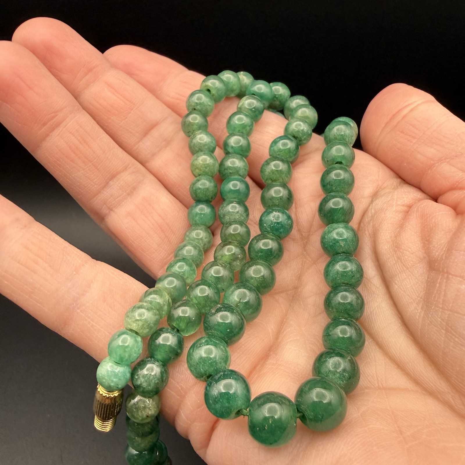 Vintage Emerald Green Dyed Jade Quartzite Beaded Necklace 19″ Barrel Screw Clasp