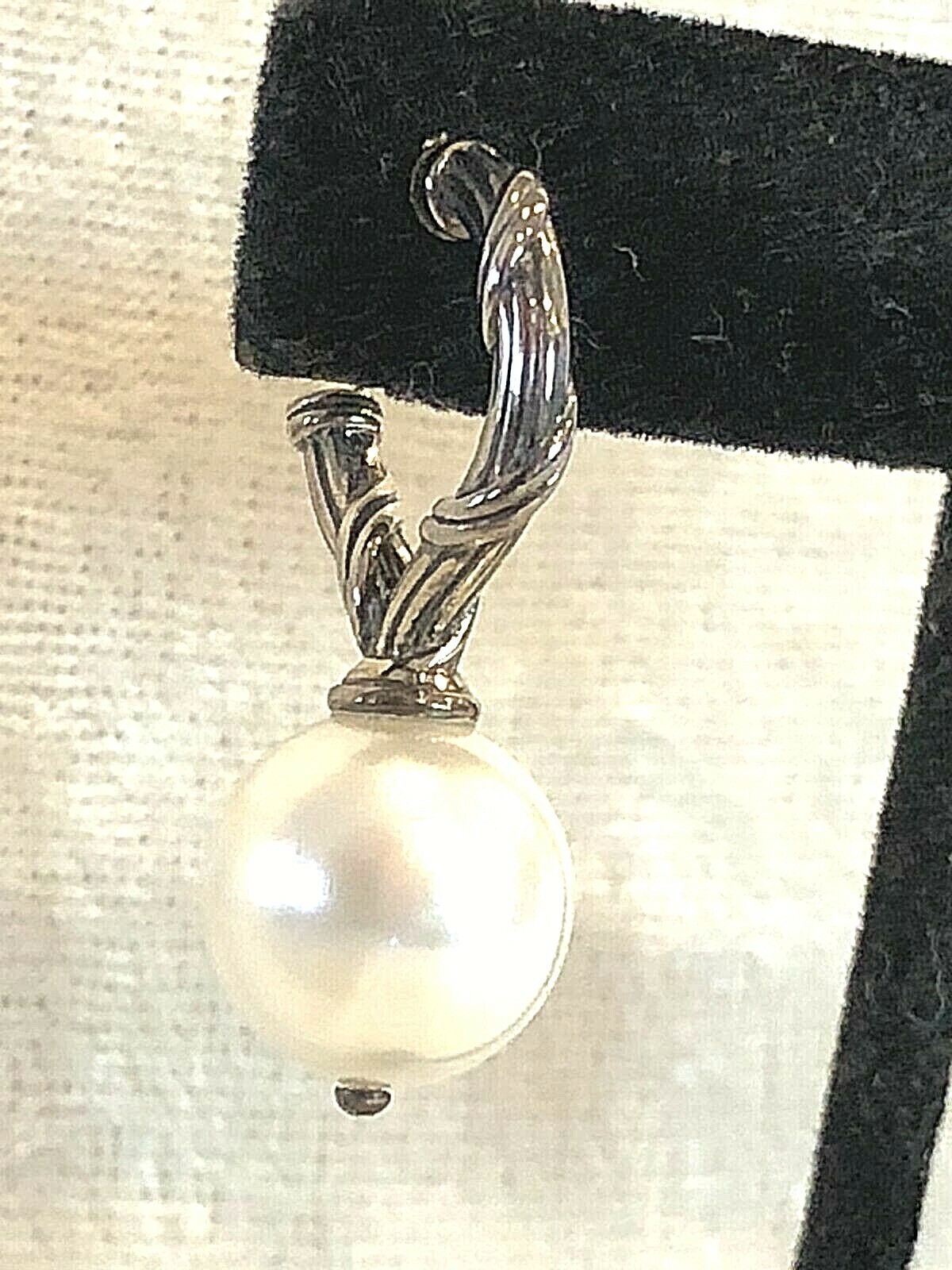 PETER THOMAS ROTH STERLING & SIMULATED WHITE PEARL EARRINGS (M1552-1120)