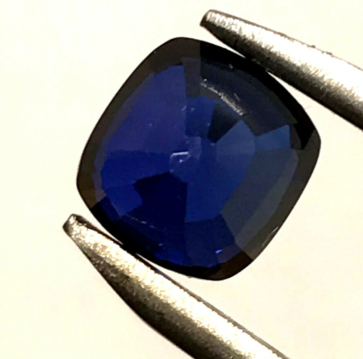 2.75 ct Natural Blue Sapphire ,excellent Cushion Cut , VVS Clarity,9 mohs