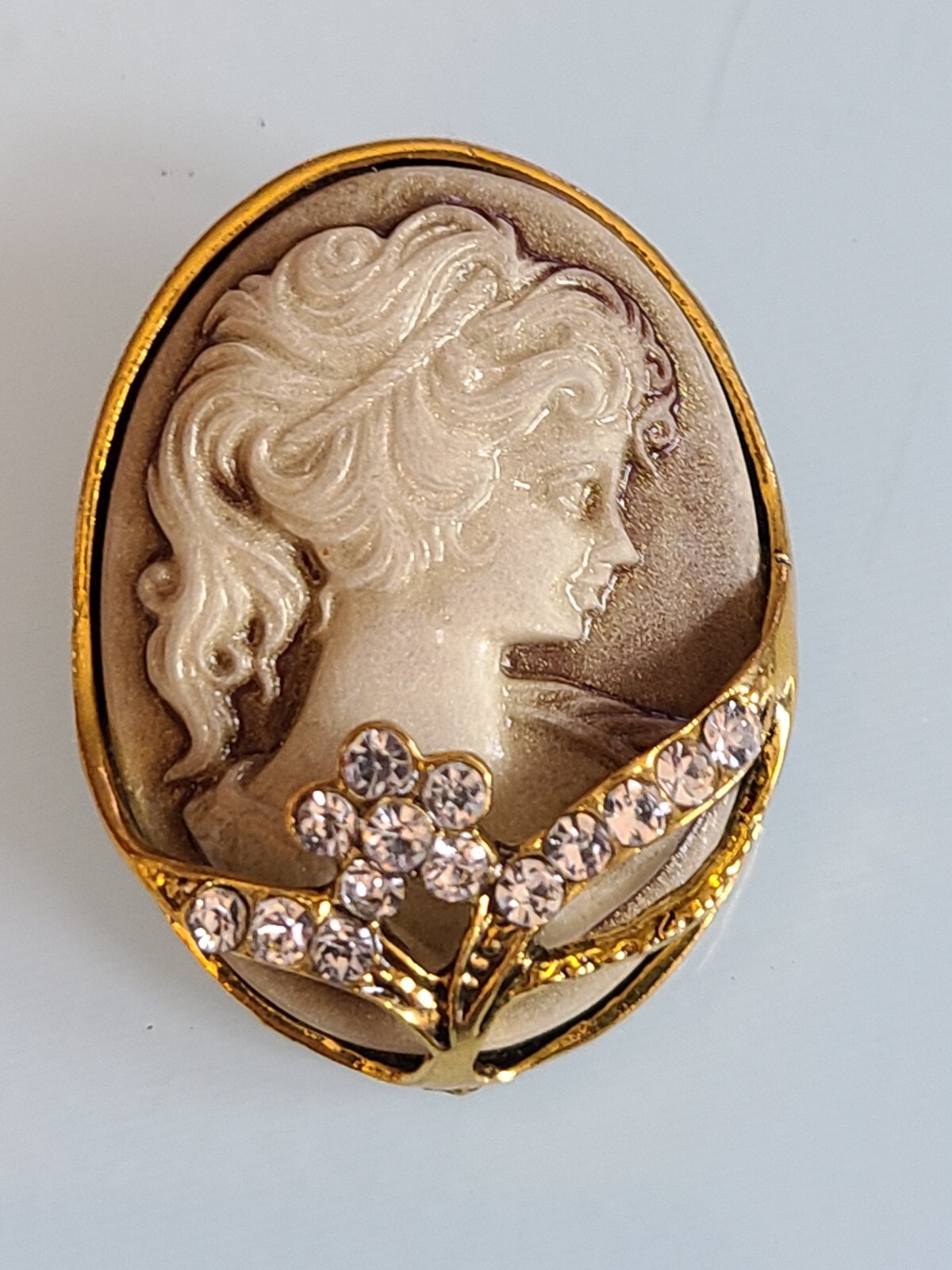 GORGEOUS 1 1/2 INCH DIMENSIONAL RESIN RHINESTONE CAMEO FLOWERS BROOCH PIN WOW