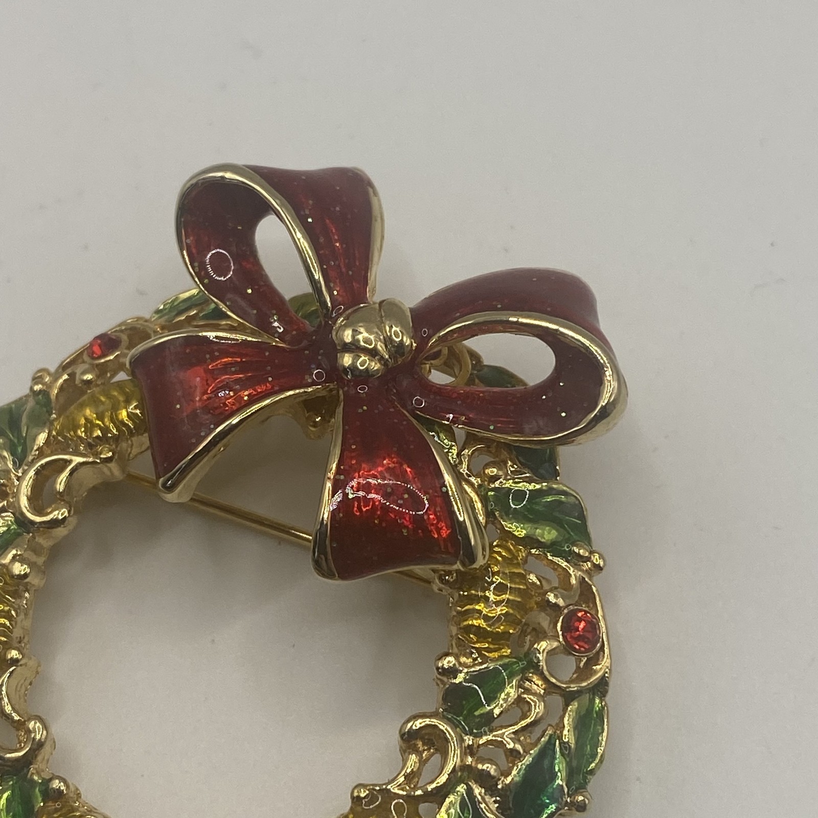Gerry’s Christmas Wreath Brooch Pin Green Enamel Rhinestone Gold Tone 1.75 In