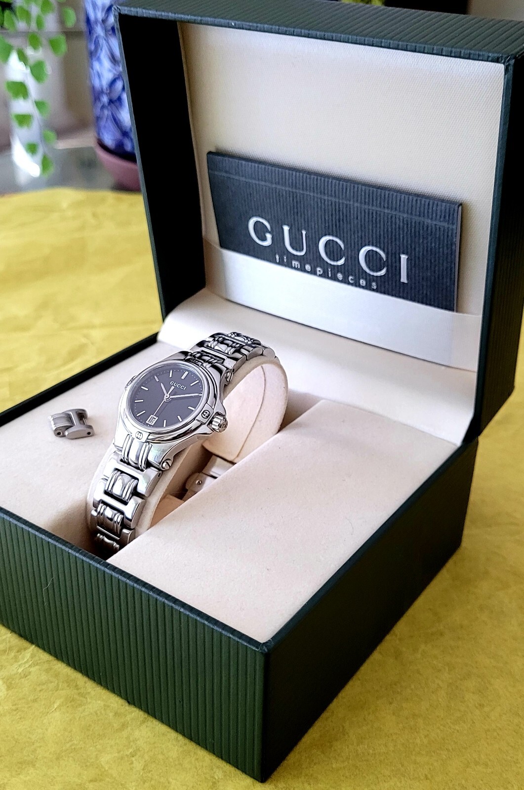 Gucci 9040L Ladys💃Authentic,Near Mint,Scratch Free Crystal,Absolutely Beautiful