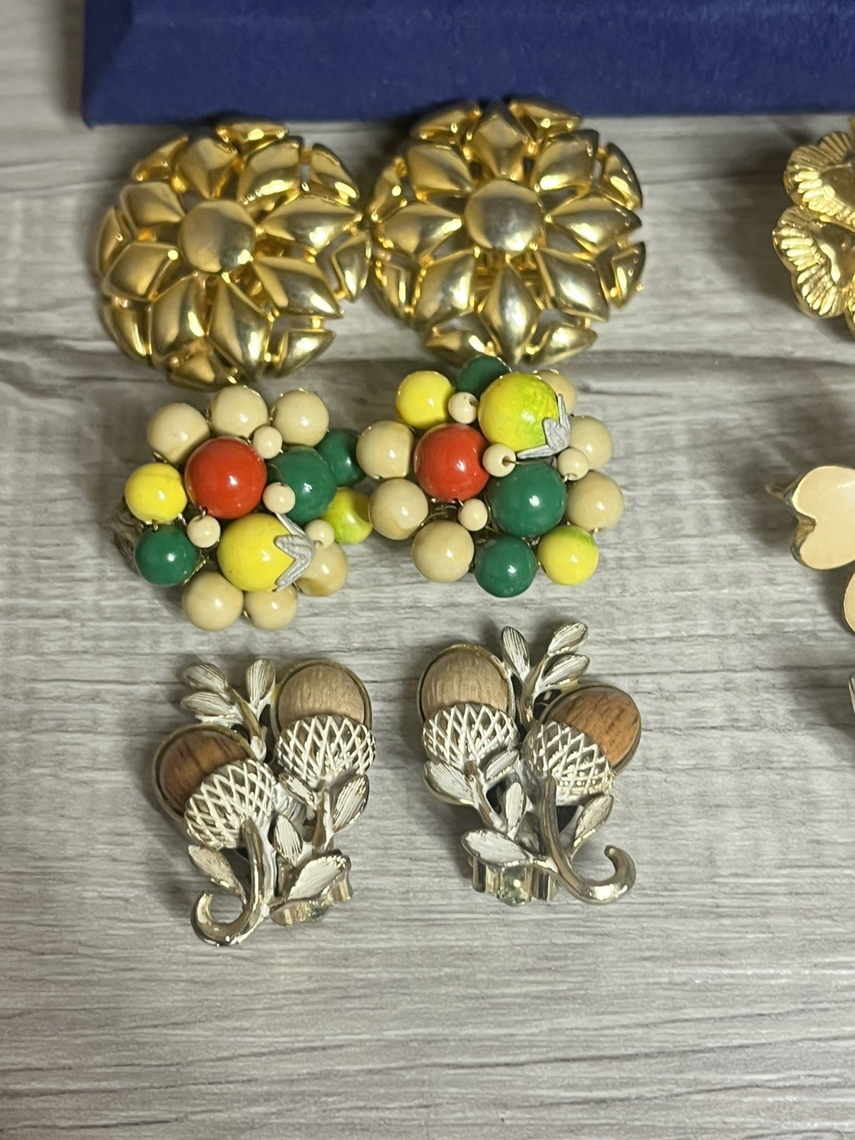 ESTATE JEWELRY 26 PAIR GOLD TONE CLIP SCREW BACK EARRINGS SIGNED/UNSIGNED