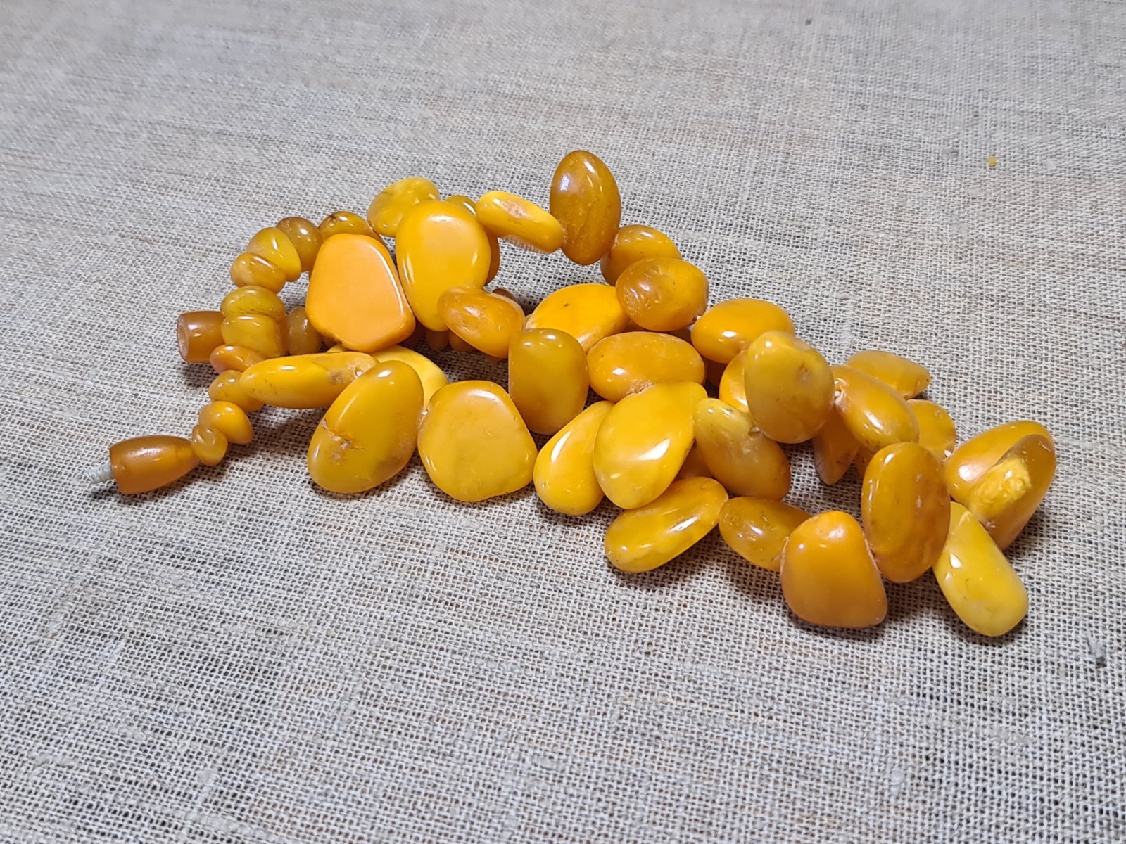 Amber old antique, egg yolk. Necklace, beads 60 grams . Women’s vintage jewelry.